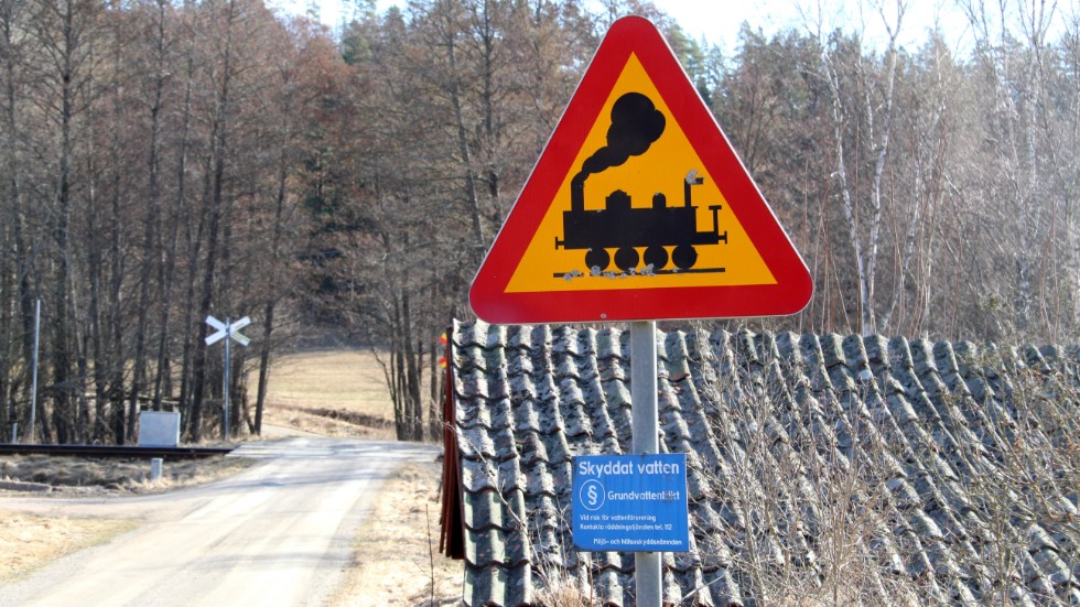 Vid Bjärkeryd och Nygärde, söder respektive norr om Kisa, vill Trafikverket avverka skog och buskar för att höja säkerheten vid plankorsningarna.
