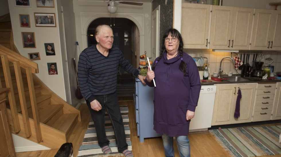 Kerstin Larsson och maken Karl-Erik Larsson bor i ett villa i Råneå. Hon har efter pensioneringen använt tiden till att göra en bok om sin släkts historia. 