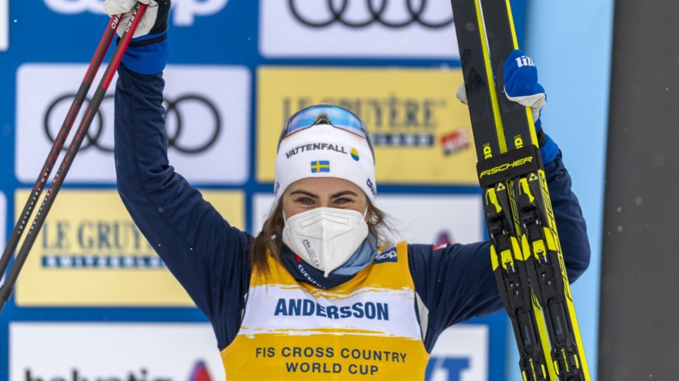 Ebba Andersson tar sig från prispallen i världscupen till Ski Classics i Vålådalen.