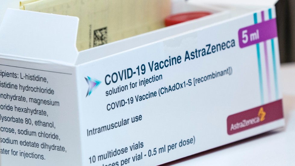 Folkhälsomyndighetens beslut om ett uppehåll av Astra Zenecas vaccin mot covid-19 gäller tills den Europeiska läkemedelsmyndighetens utredning om misstänkta biverkningar är klar.