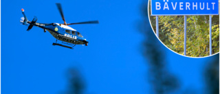 Polisinsats med helikopter och bilar utanför Norsjö
