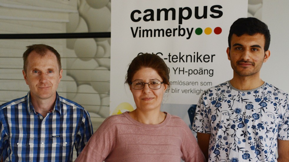 Två av tre studenter på CNC-teknikutbildningen i Vimmerby har klart med sina första jobb i branschen på lokala företag. Fr.v. Magnus Hultqvist, Seham Sulaiman och Rahe Hamid.
