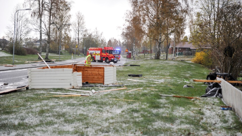 En tromb drog igenom Grums i Värmland under lördagen och en friggebod som stod på en tomt slets med och slogs i spillror.
