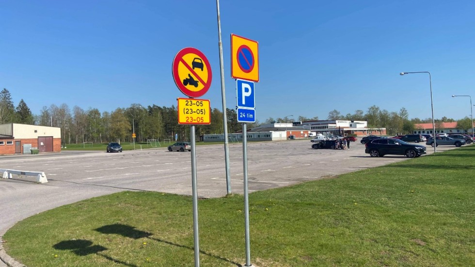 Parkeringen vid ishallen och Vimarskolan fortsätter vara en mittpunkt för buskörningen i Vimmerby. Detta trots ett förbud som gör körning där mellan 23.00-05.00 olaglig.