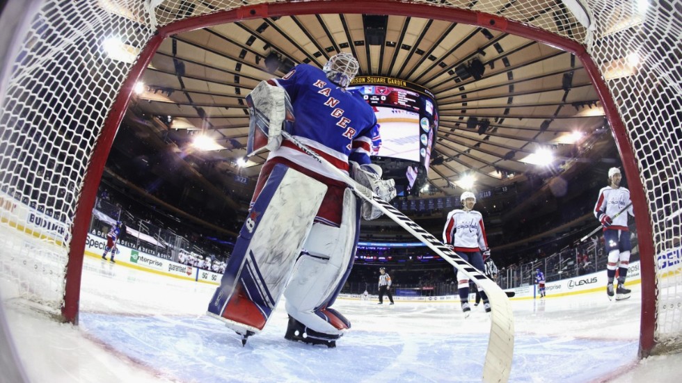 New York Rangers målvakt Alexandar Georgiev plockar ut pucken efter ett av Washingtons T.J. Oshies tre mål.