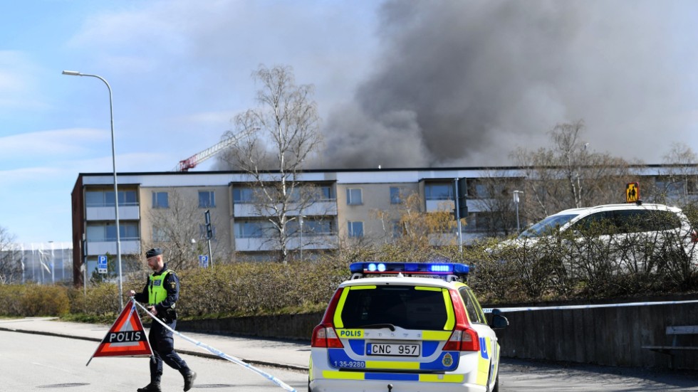 Vid lunchtid kom räddningstjänsten med ett viktigt meddelande till allmänheten (VMA), där alla i området uppmanades att gå inomhus och stänga dörrar, fönster och ventilation.