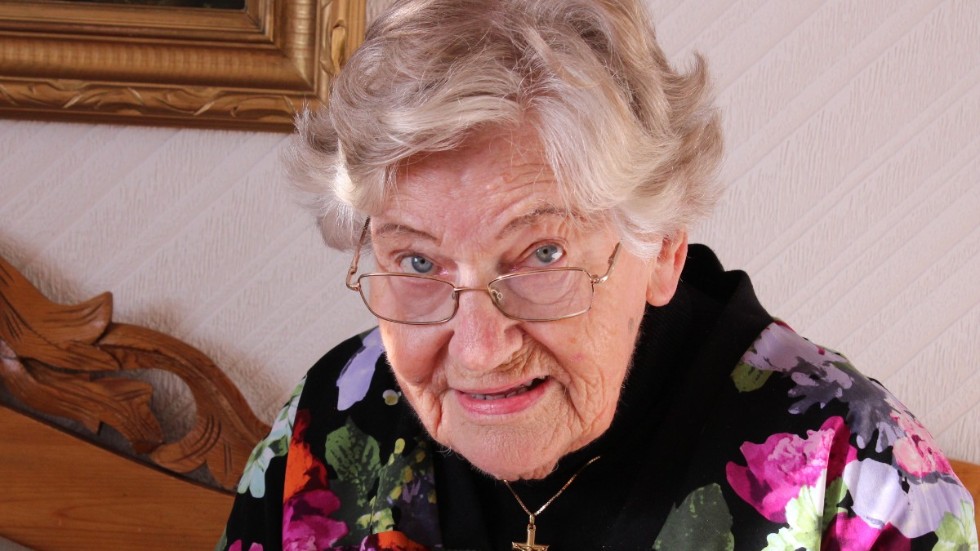 Mivis Andersson, 94, lägger själv mycket tid på handarbete, men har svårt att förstå hur farmodern lyckades sy bebiskläder och väva linnedukar i det dunkla ljuset i hemmet utan el.