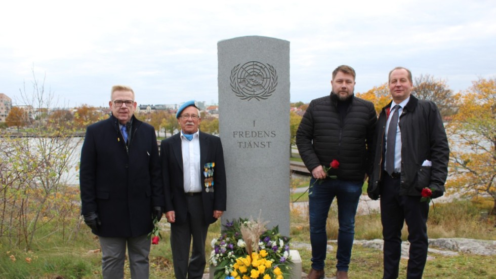 Peter Enström, Hans Ellervik, Dan Nilsson (S) och Åke Hammarskjöld vid minnesstenen.