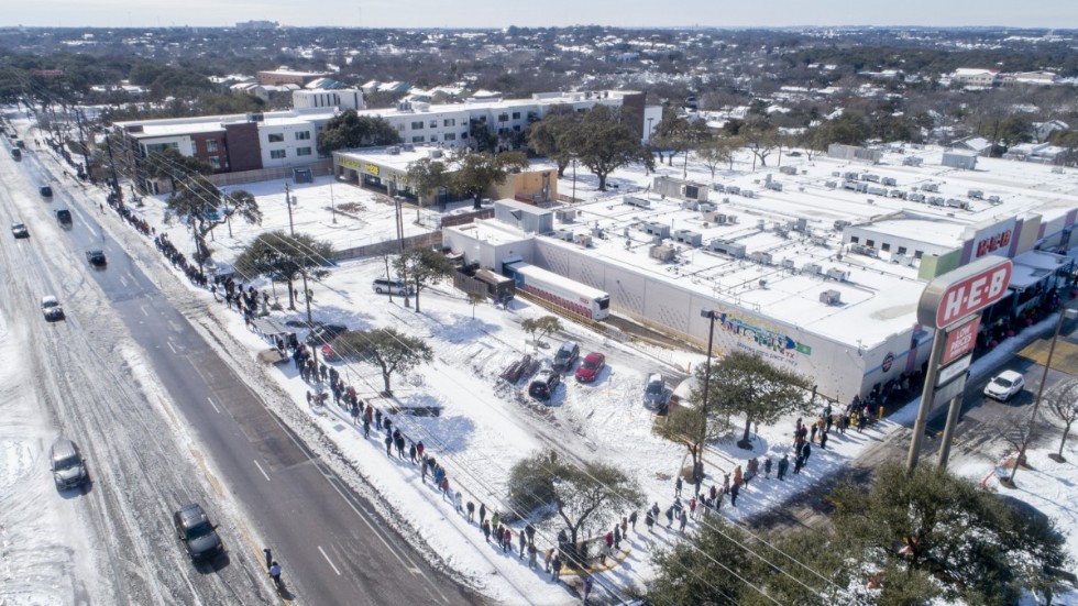 Människor köar för att köpa mat i Austin i Texas under den extrema köldknäppen i mitten av februari i år.