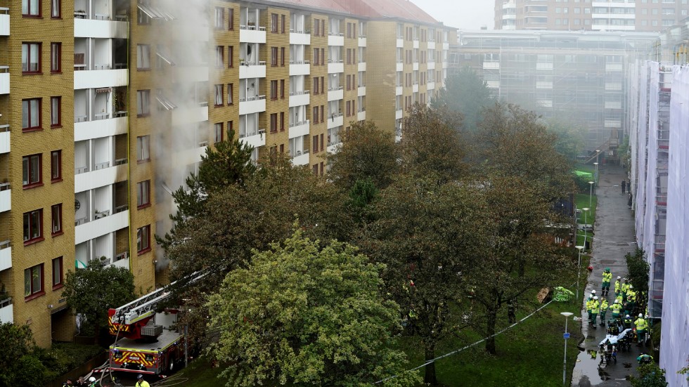 Räddningstjänsten hanterar branden och röken efter en stor explosion i ett flerfamiljshus på Övre Husargatan i Annedal i centrala Göteborg.