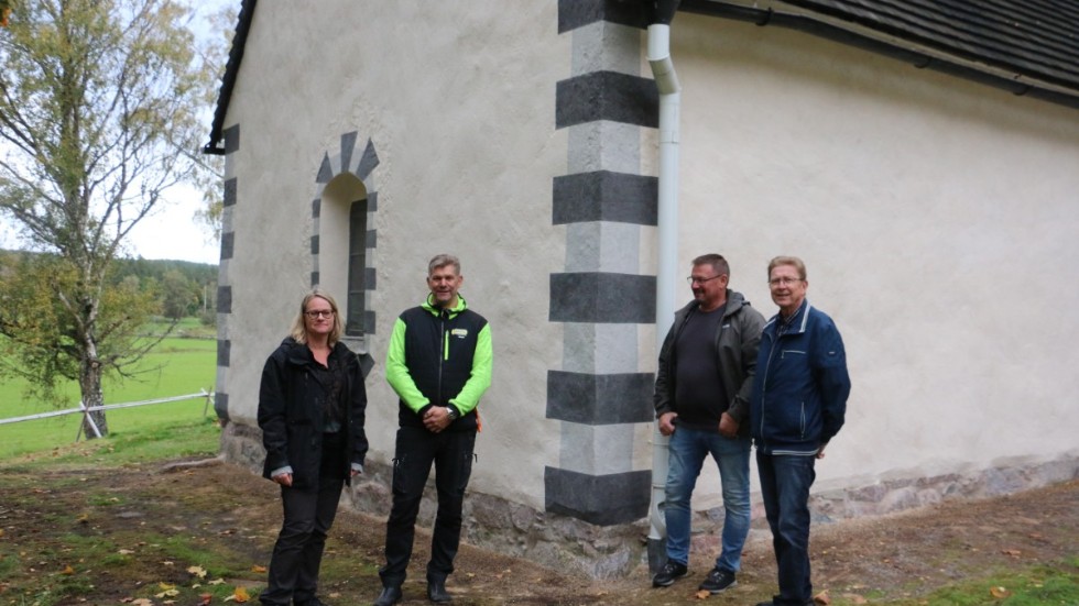 Liselotte Jumme, Thomas Gustafsson, Jörgen Petersson och Johnny Sigvardsson gläds åt resultatet. Den unika kalkputsningen från Öland ger kyrkan en levande fasad.