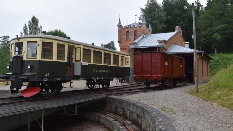 Järnvägen mellan Linköping och Vimmerby var klar 1902 och Lokstallet intill Kisas station börjades bygga redan 1901. 