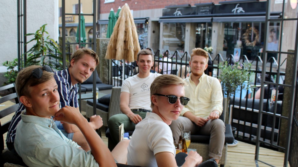 Lukas Juthe, Lorentz Bunke, Oscar Davidsson, Hjalmar Kindman, Gustaf Nilsson träffades på Burgers & Beers uteservering på lördagskvällen. 