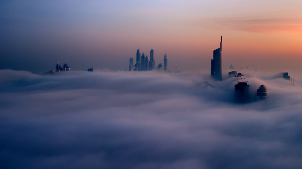 Dubai sett ovan molnen har en  nästan sagoskimrande kvalitet i Tom Löwes film "Awaken".