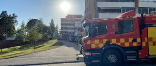 Brand i flerfamiljshus i Katrineholm – rök i hela fastigheten