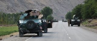 Afghanska soldater flyr efter talibanoffensiv