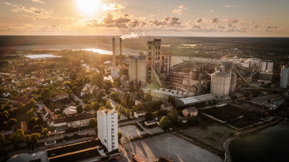 Symboliken i bilden är tydlig. Solen går ner över Cementas fabrik i Slite på Gotland. Ett produktionsstopp hade drabbats Sverige hårt och Skellefteå än hårdare.