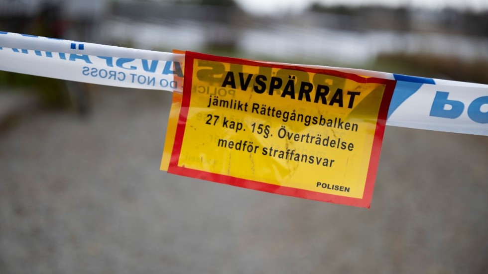 En person har anhållits av åklagare sedan en kvinna hittats död utomhus i Skövde. Arkivbild.