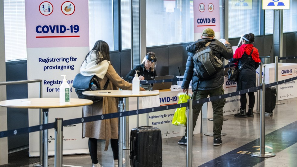 Polisen har tidigare slagit larm om att reserestriktionerna kan utnyttjas av bedragare. På bild en provtagningsstation för covid-19 på Arlanda flygplats. Arkivbild.