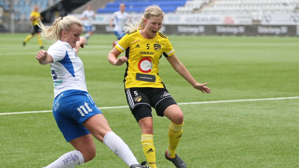 Lovisa Gustafsson på väg att lura Lindös Anna Ekvall för att i nästa sekvens sätta 2-0.