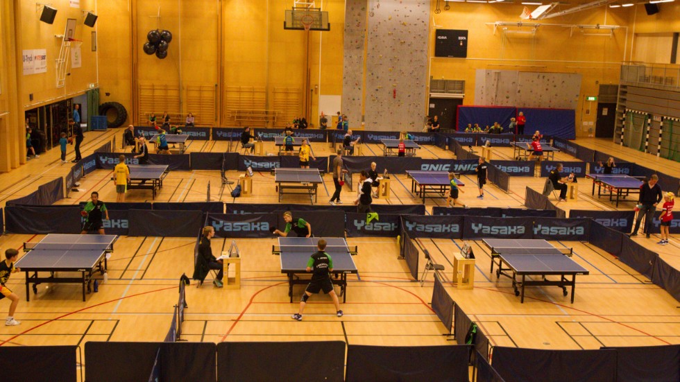 Många spelare och bord var igång samtidigt i Campushallen under Stångåspelen i pingis.