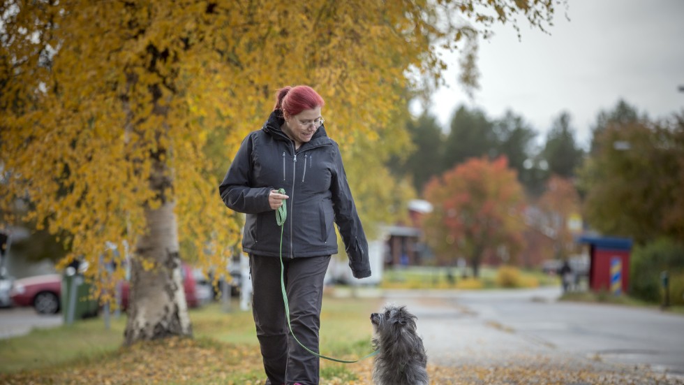 Hundinstruktören Yvonne Fång tillsammans med terapihunden Yuni. 
