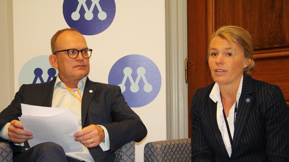De moderata oppositionsråden Fredrik Björkman och Sophia Jarl vill införa ett upphandlingsråd för att förbättra dialogen med företagarna.