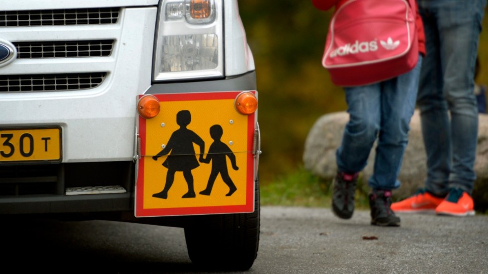 "Vi Sverigedemokrater kommer inte att lägga ner någon skola på landsbygden", skriver debattörerna angående besparingsförslaget för kommunens skolor.