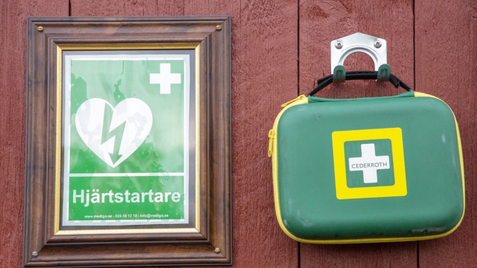 "En hjärtstartare kan användas av vem som helst och kräver inga medicinska förkunskaper, enligt 1177. Det är en betydligt högre procentsiffra för överlevande än vid vanlig HRL-räddning utan defibrillator."