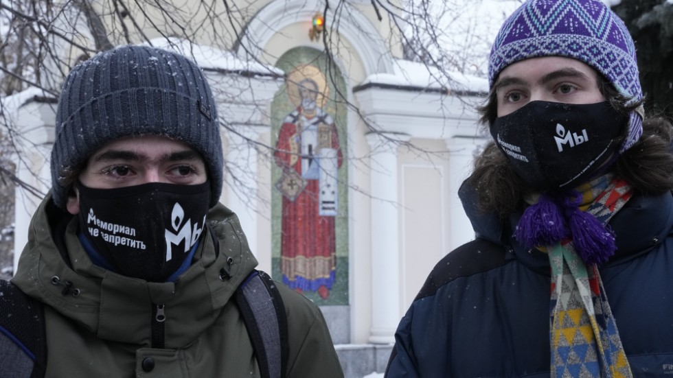 Memorial har tvingats till upplösning i Ryssland, så anhängarna måste vara väldigt försiktiga. Bilden är tagen vid en rättsförhandling i Moskva i slutet av förra året. På munskydden står: "Memorial kan inte förbjudas".