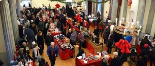 Traditionell julmarknad med många utställare