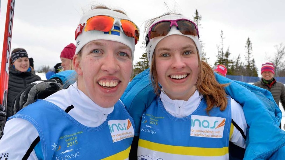 Arkivfoto: Kristin Björfeldt, till vänster, med Älvsbytjejen Nelly Enmark, till höger.