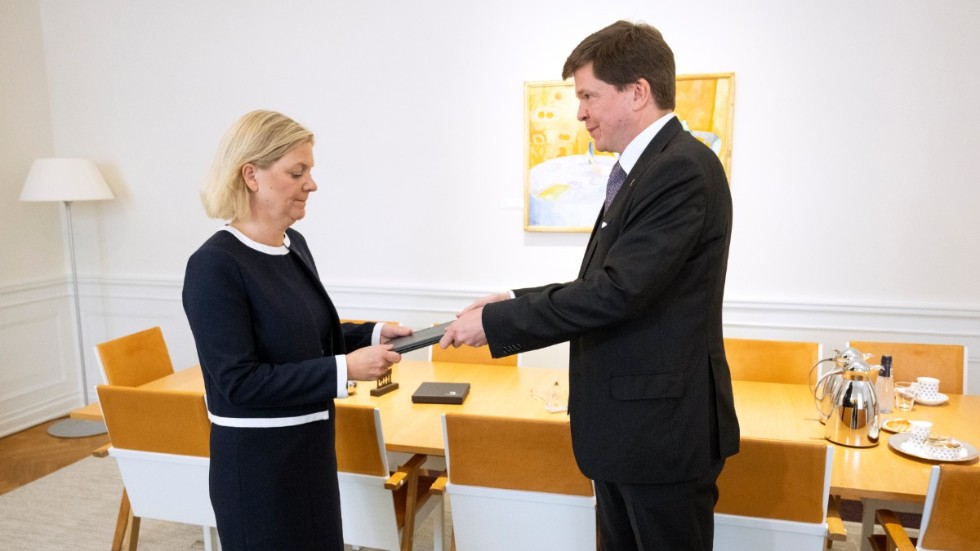 Talmannen Andreas Norlén tar emot statsminister Magdalena Andersson (S) som formellt meddelar sin avgång. Hon sitter dock kvar för att leda en övergångsregering.