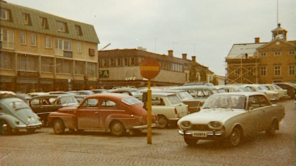 Bilarna har länge haft sin givna plats på torget. Bilden är från 1968.