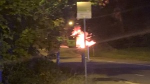 Dödsolycka i Kjula efter biljakt med polisen: ✓Bil och buss krockade ✓Kraftig brand utbröt