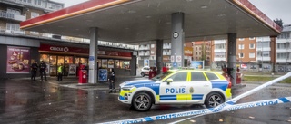 Man rånade bensinmack i Luleå – blev skjuten: ”Går direkt rakt mot poliserna med kniven i handen”