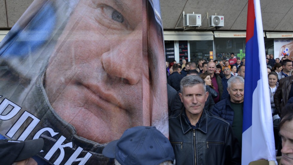 Bosnienserber demonstrerar mot FN:s höge representant i Banja Luka. De håller upp en flagga prydd av den folkmordsdömde Ratko Mladic, som förde befäl vid massakern i Srebrenica. Bilden togs den 20 april i år.