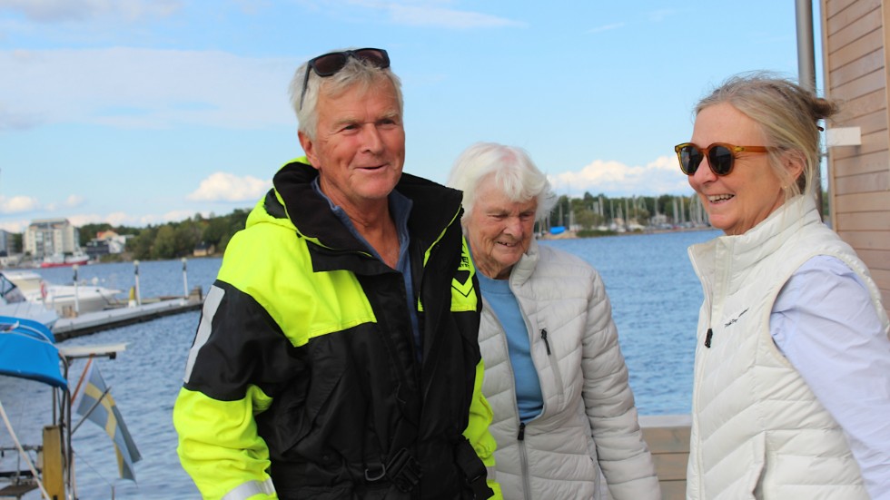 Lasse Pettersson välkomnas till Västervik av sin mamma Inger Petterson och sin lillasyster Lisbeth Ström.