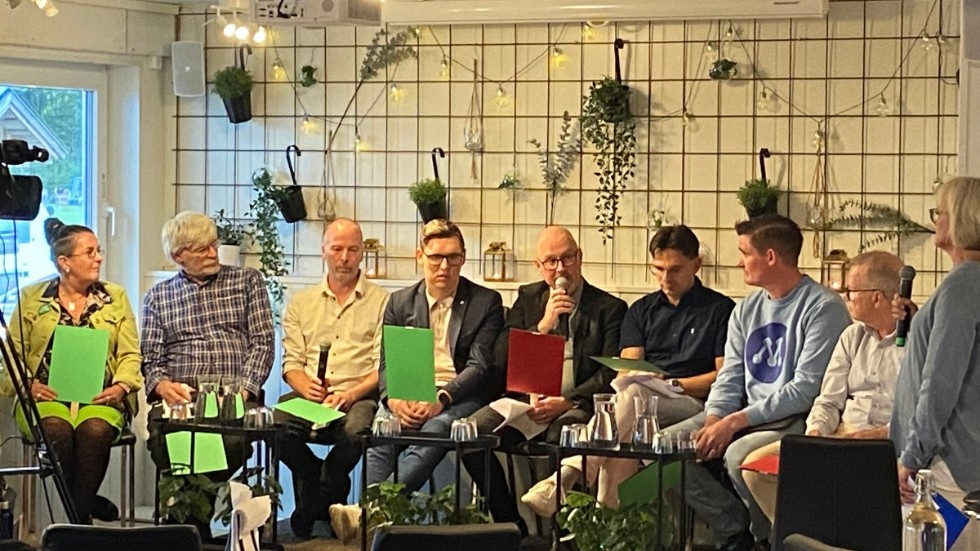 Debatten hölls hos Vimmerby camping. Från vänster: Akko Karlsson (MP), Conny Gunnarsson (LPo), Lars Johansson (V), Daniel Nestor (S), Roger Sunesson (SD), Ola Gustafsson (KD), Niklas Gustafsson (M), Jacob Käll (C) och moderator Christina Thorstensson.