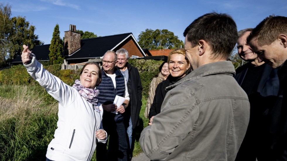 Den lokala folketingskandidaten Susie Jessen och hembygdsföreningen visar runt Danmarksdemokraternes partiledare Inger Støjberg (i mitten) under hennes besök i den lilla byn Algestrup på södra Själland.