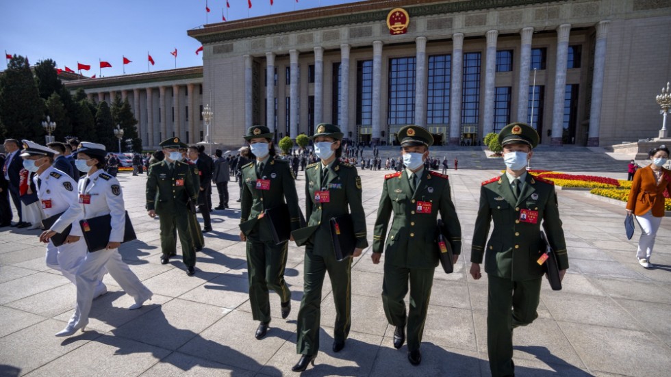 Militärer lämnar kongressens öppningsceremoni i Peking.