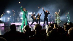 Fullsatt vid hyllningen till Björn och Benny • "Konceptet håller inte fullt ut" tycker Kurirens recensent