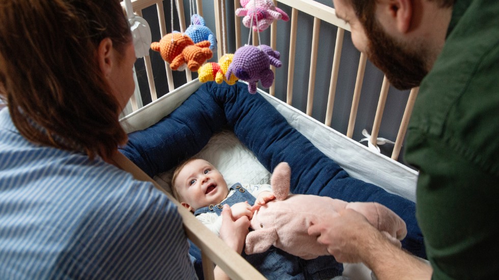 I stället får föräldrarna lämna sina barn till barnomsorgen, så att det stackars barnet till den föräldralediga föräldern inte ska behöva vara hemma med sin förälder och sitt syskon, menar insändarskribenten.