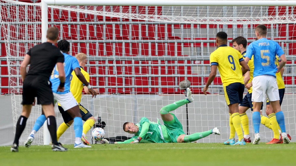 Svenska U21-landslagets målvakt Samuel Brolin storspelade – men det räckte inte. Efter 1–1 mot Italien är Sverige borta från EM.