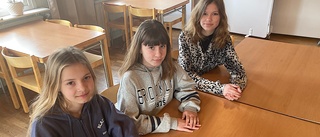 Karina, 12 och Emilia, 11, flydde kriget – nu har de börjat skolan • 40 elever i klassen • Rektorn om planen