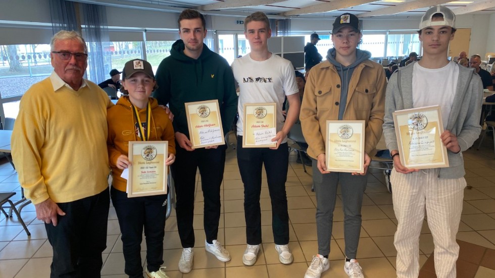 Vimmerby Hockey ungdomsavslutning där Sten Karlsson delade ut diplom till Kalle Svensson, Adam Adolfsson, Adam Dahl, Hector Karlsson och Adriano Lingefelt.