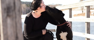 Johanna, 42, har OCD – nu har hon slutat skämmas • Hundarna blev hennes livlina: ”De har räddat mitt liv”