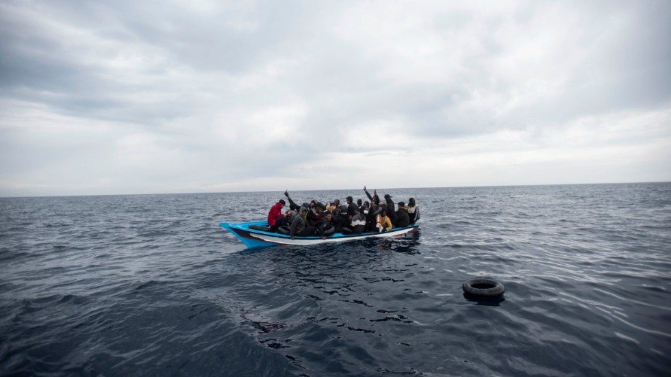 28 migrerande afrikaner ombord på en liten båt utanför Libyens kust. Bilden är tagen vid en räddningsinsats den 5 mars. Arkivbild.