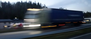Lastbilschaufför drack öl under paus på E4 – döms för rattfylla