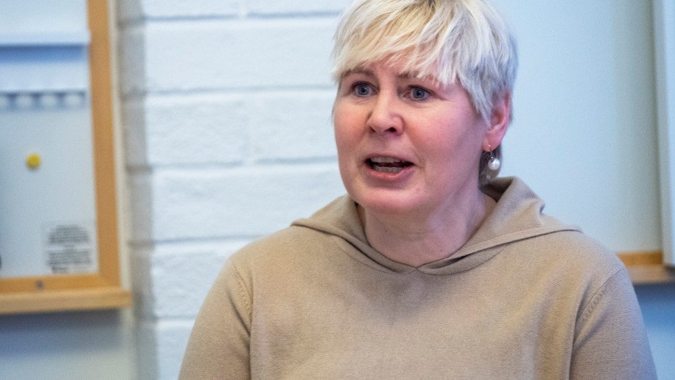 Annette Viksten Åhl uppger att kommunen följer Socialstyrelsens rekommendationer när famijehem utreds. 